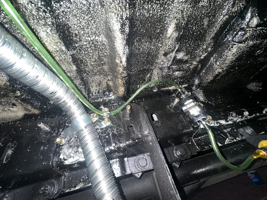 Exhaust tube, fuel filter and fuel line in the historical underbody installation.